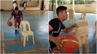 Ecco come usare delle sedie per allenarsi nel basketball!
