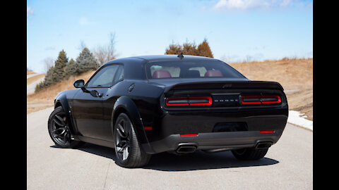 Kia Stinger GT vs. Dodge Challenger Hellcat Redeye 1/8 Mile Drag Race !