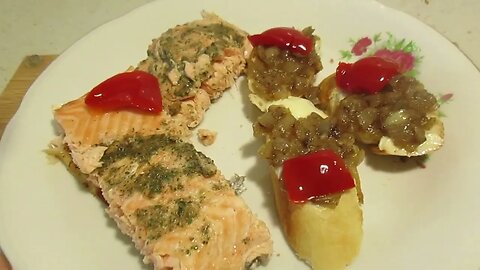 salmon (butter, baguette , onion) - losos (puter, baget, luk)