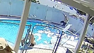 Trampolim quebra durante salto em piscina