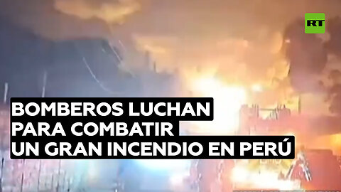 Más de 30 bomberos luchan para combatir un gran incendio en un depósito de llantas en Perú