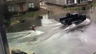 Il profite des inondations pour faire du ski nautique