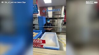 Pizzaiolo da Domino’s faz pizza de olhos vendados