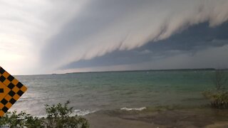 Jaw-dropping storm cloud rolls in over Lake Huron in Canada