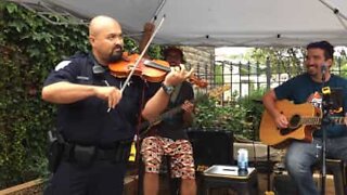 Agente di polizia incanta tutti con il suo violino