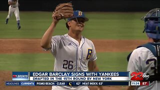Edgar Barclay signs with the Yankees