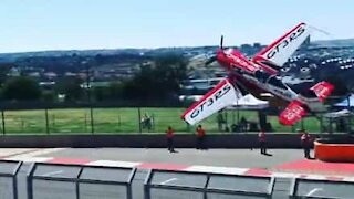 Impressive flight maneuver at airshow