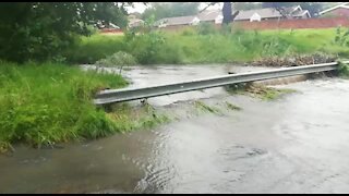 Rain causes flash flooding in Johannesburg (Htc)