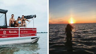 Tu peux louer un ponton avec ta gang pour contempler le coucher de soleil à 1h de Montréal