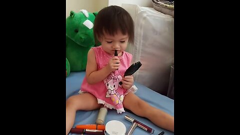 Toddler adorably shows mom how to apply lipstick