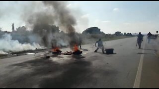 SOUTH AFRICA - Johannesburg - Eldorado Park protest turns violent (Videos) (c38)