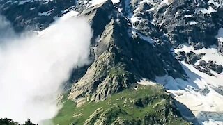 Epic avalanche footage captured on camera in Pakistan