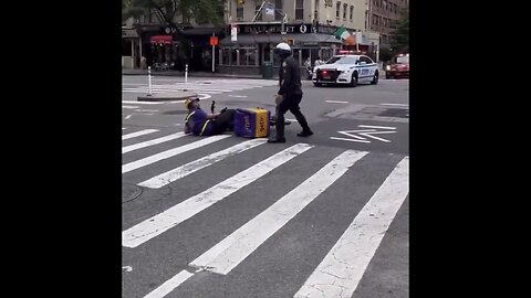 DELIVERY BICYCLIST KNOCKED OFF BIKE🚦🚴‍♂️👮‍♂️CROSSING BIDEN FAKE MOTORCADE🚏🚓🚘🚔💫