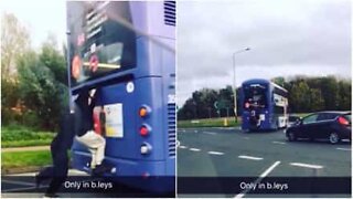 Impazziti: giovani viaggiano attaccati al retro di un autobus