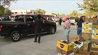 Buccaneers Will Gholston gives Thanksgiving dinners to 920 families in need