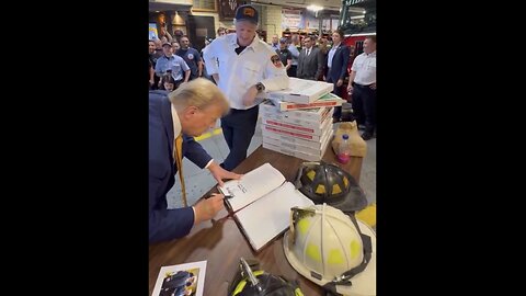 TRUMP❤️🇺🇸🥇SIGNS AUTOGRAPH🤍🇺🇸🚒👨‍🚒📖✍️FOR NEW YORK FIREFIGHTERS🧑‍🚒💙🇺🇸🏅⭐️