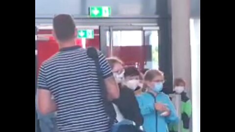 2021: Children need to wear masks and have negative Covid test before entering German school