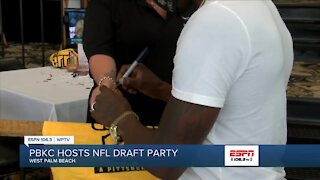 Fans take in NFL Draft with Santonio Holmes