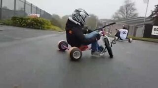 Ungdomar åker drift trike nedför gata i England