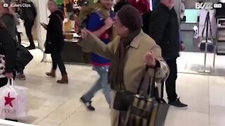 Adorabile vecchietta balla in un centro commerciale