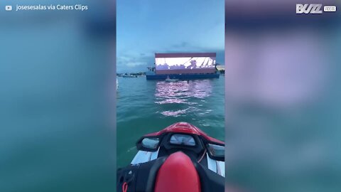 Miami marina turns into a cinema!