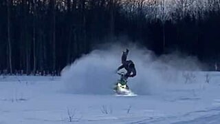 Jovem é arremessado de moto de neve!