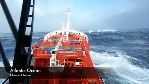 Ships in Storms | 10+ TERRIFYING MONSTER WAVES, Hurricanes & Thunderstorms at Sea