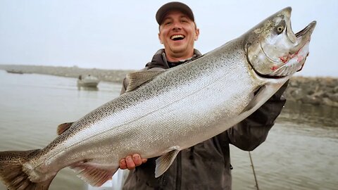Fishing For MONSTER Salmon! Catch & Cook TASTY Salmon Burgers.