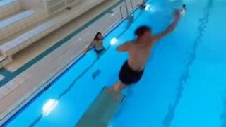 Jovem faz mergulho incrível depois de saltar entre pranchas