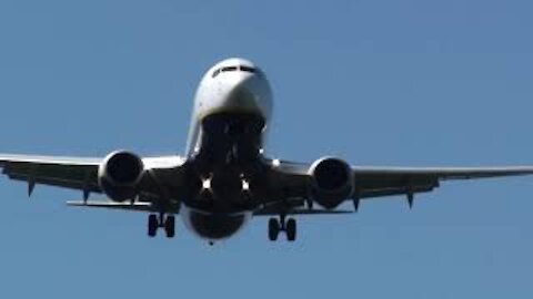 Boeing 737 passing over my head at Cologne-Bonn Airport