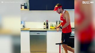 Atleta Australiano faz maratona dentro de casa!