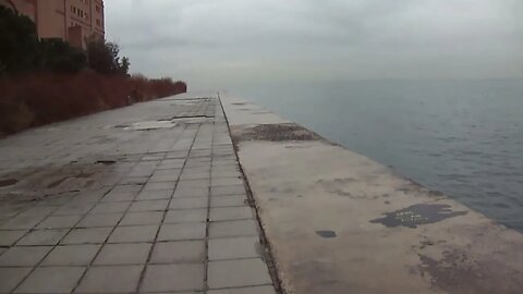 Στην παραλία Θεσσαλονίκης με ανοιξιάτικο κρύο και βροχή προς ανατ. παράκτιο μέτωπο.