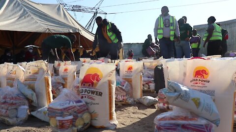 SOUTH AFRICA - Cape Town - Lulwazi and the Gift of The Givers Donating Food Parcels (Video) m (xtF)