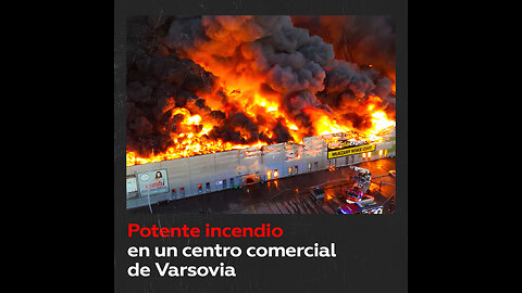 Enorme incendio arrasa uno de los mayores centros comerciales de Varsovia