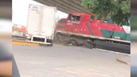 Ciudadanos captan choque entre tren y trailer, en Irapuato