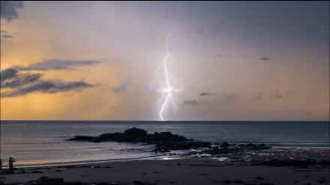 Tidsintervalllfilm av blixtnedslag i Australien