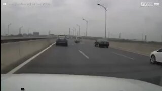 Carrinha em chamas anda em autoestrada