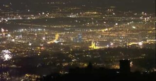 Vista panorâmica mostra o incrível fogo de artifício em Zagreb