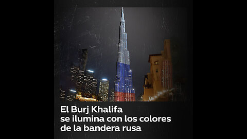 La torre más alta del mundo se ilumina con los colores de la bandera de Rusia