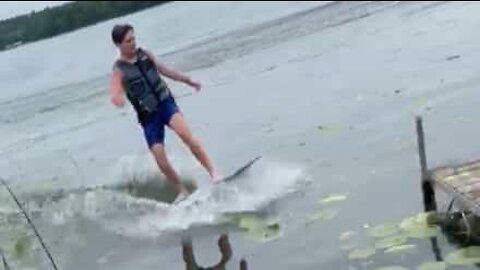 Jovem sofre queda hilariante a fazer skimboarding