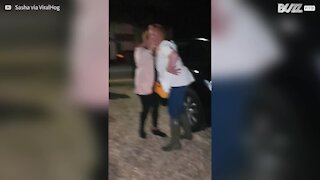 Deux filles récupèrent leurs mères ivres en fin de soirée...