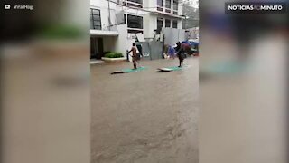 Moradores fazem paddle nas ruas inundadas nas Filipinas