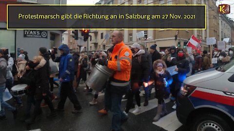 Protestmarsch gibt die Richtung an in Salzburg am 27 Nov. 2021