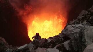 Exploradores acampam a poucos metros de vulcão ativo!