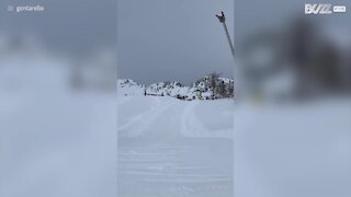 Jovem acaba afundado na neve após salto de ski