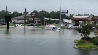 Un orage dans l'Oklahoma a inondé les routes, bloquant la circulation