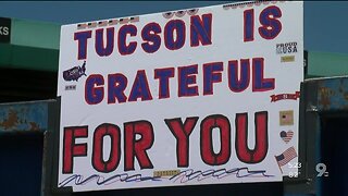 Tucson volunteers hand out free lunches to truckers