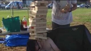 Uma maneira extremamente difícil de jogar Jenga!