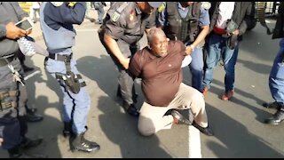 Despite several arrests, Durban mayor Gumede's supporters regroup and resume protest (9gj)