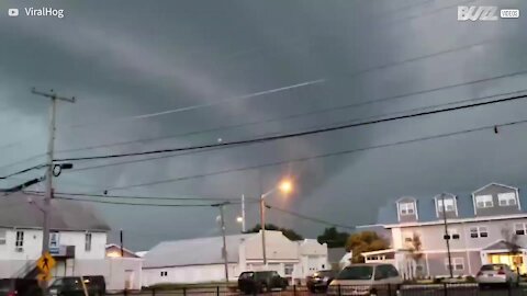 Bombeiros quase são atingidos por raio durante tempestade